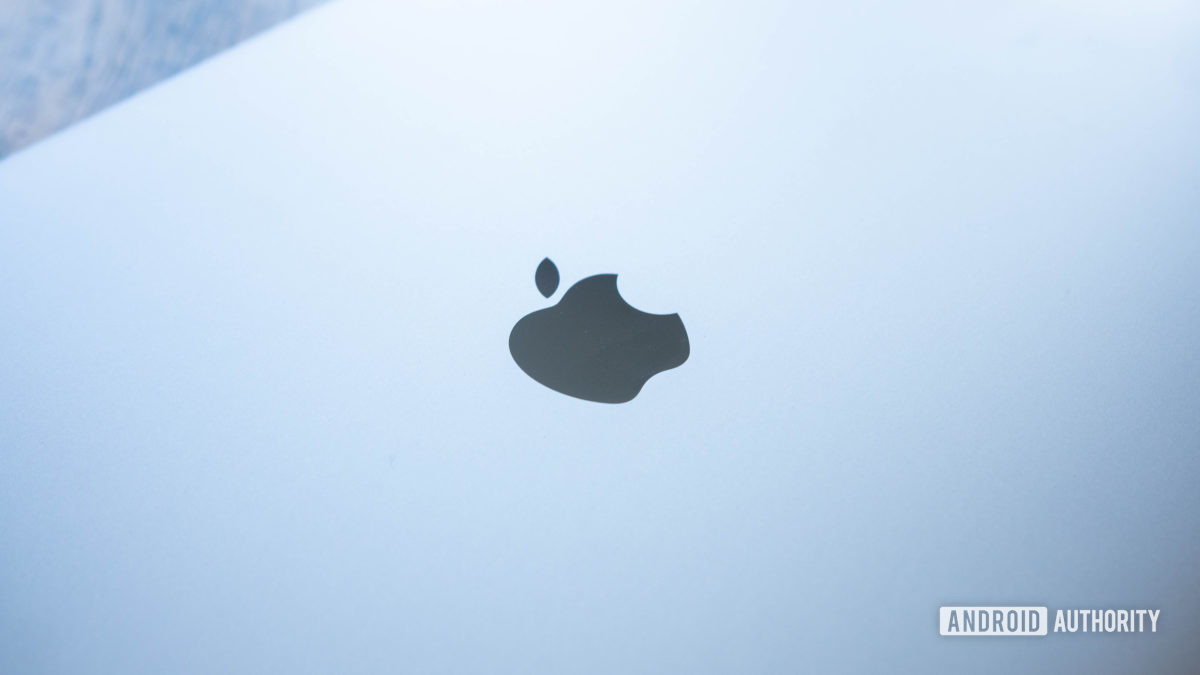 16 inch MacBook Pro Apple Logo light