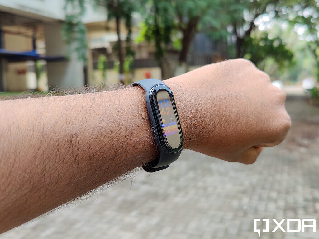Xiaomi-Mi-Band-5-on-wrist-viewed-at-an-angle