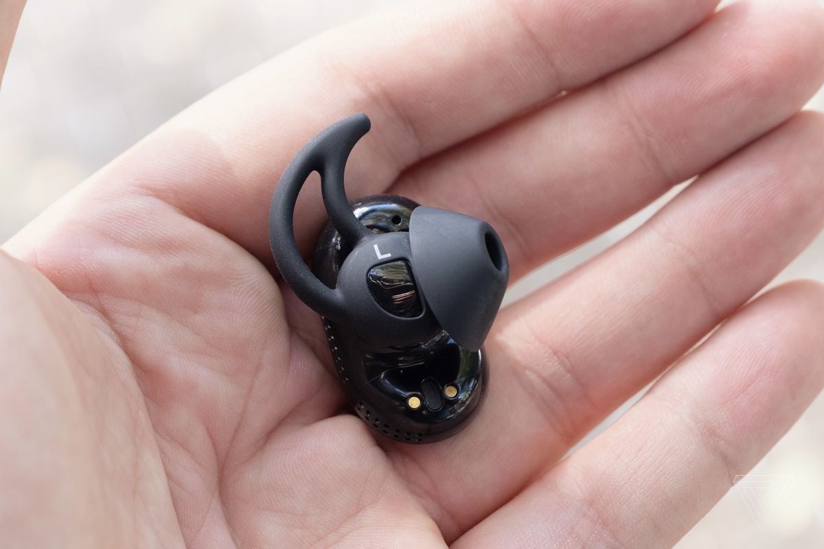 Een close-upfoto van de oordopjes voor Bose's QuietComfort Earbuds.