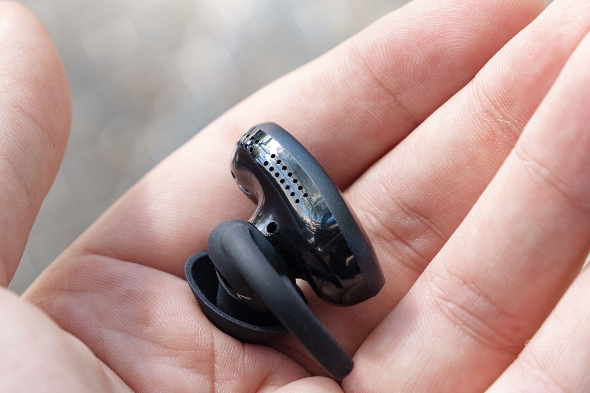 Een close-upfoto van de microfoons op de Bose QuietComfort Earbuds.