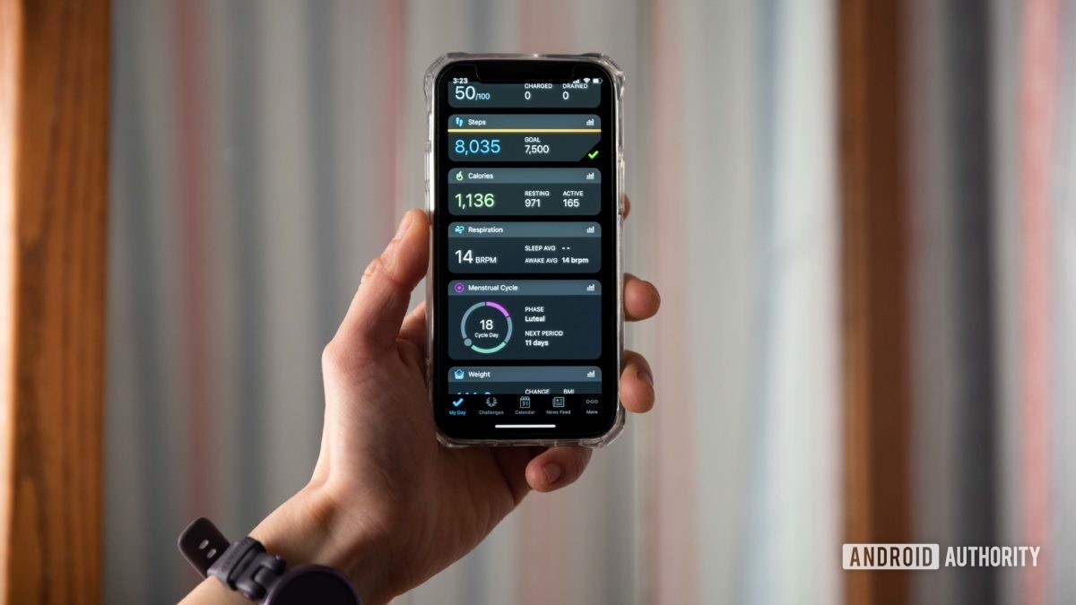 De Garmin Connect mobiele app geeft informatie weer op een iPhone 12 Mini.