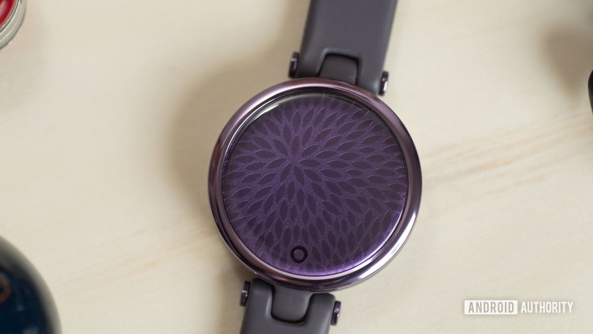 De blanco wijzerplaat van het Garmin Lily Sport Edition smartwatch in paars.