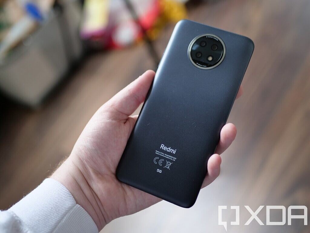 Het achterpaneel van de Redmi Note 9T, met het apparaat in de hand