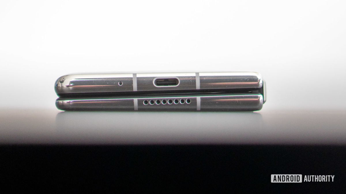 Borda inferior do Huawei Mate X2 na mesa