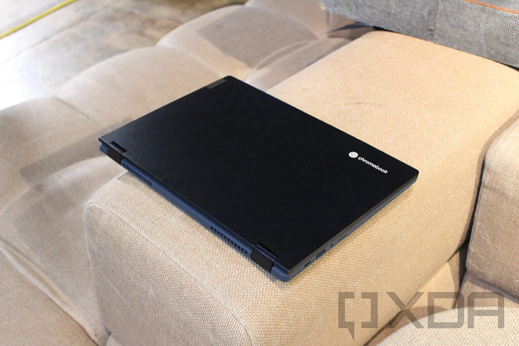 IdeaPad Flex 5i Chromebook sur table en tissu