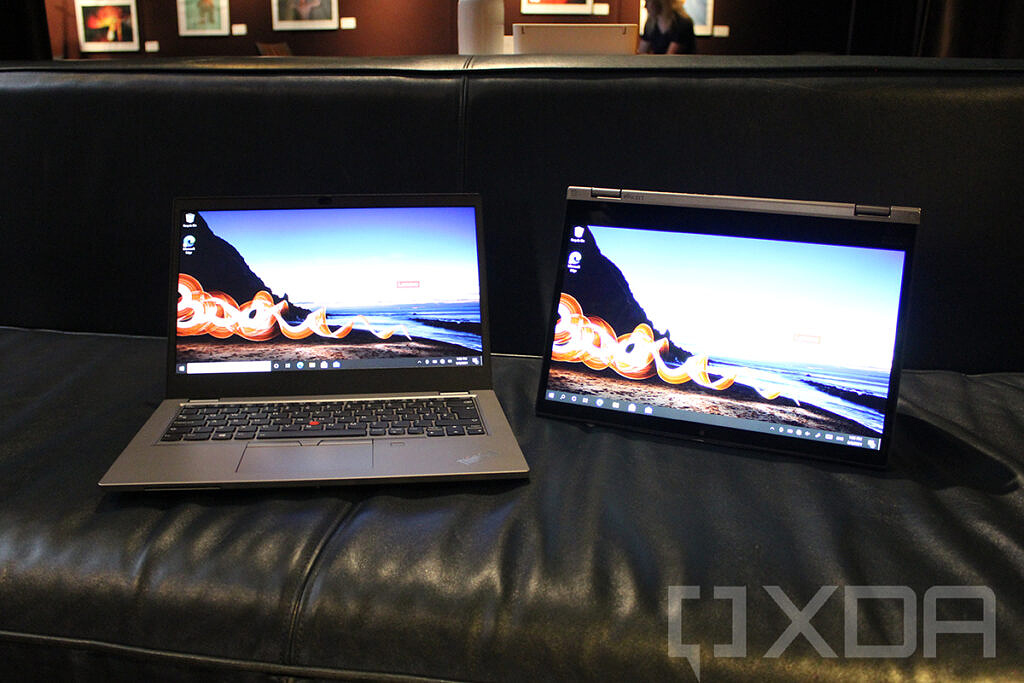 黑色沙發上的聯想 ThinkPad L13 和 L13 Yoga
