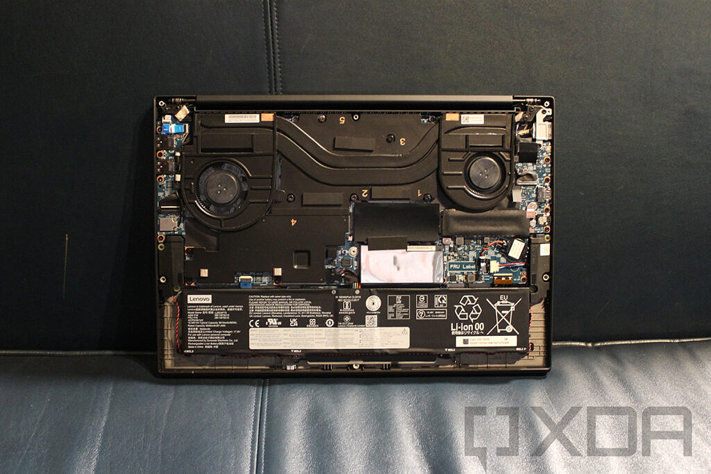Lenovo ThinkPad X1 Extreme z odstranjeno spodnjo ploščo