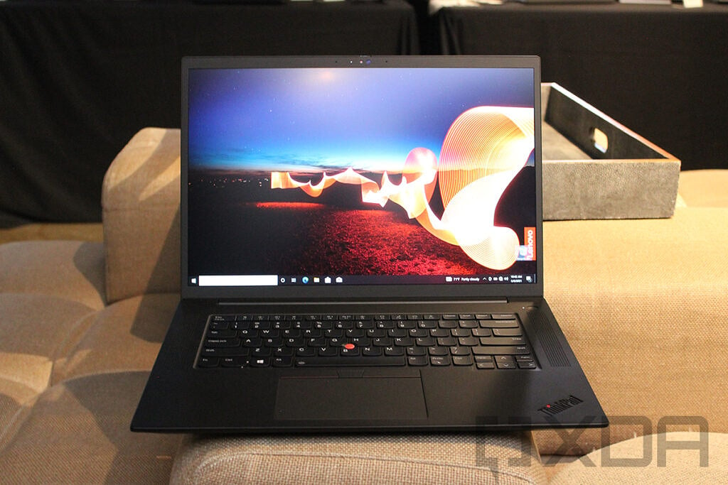 米色沙發上的聯想 ThinkPad X1 Extreme 前視圖