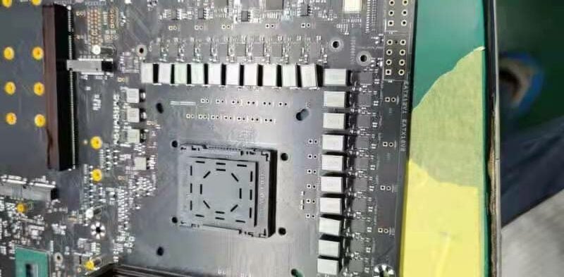 ภาพที่ดูเหมือนมาเธอร์บอร์ด Intel Z690 ระดับไฮเอนด์ - ซ็อกเก็ต LGA 1700 สำหรับซีพียู Alder Lake, VRM 20 เฟส