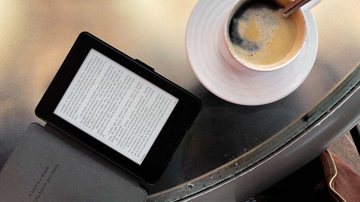 Kindle 放在平板電腦上，旁邊是一杯咖啡
