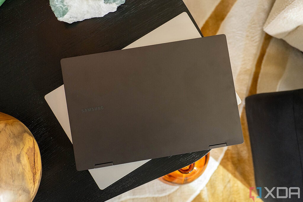 Samsung-Laptops auf schwarzem Schreibtisch