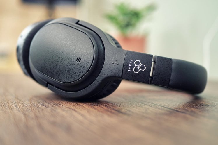 160914-headphones-review-final-ux3000-review-image1-sqdbhg7mvj