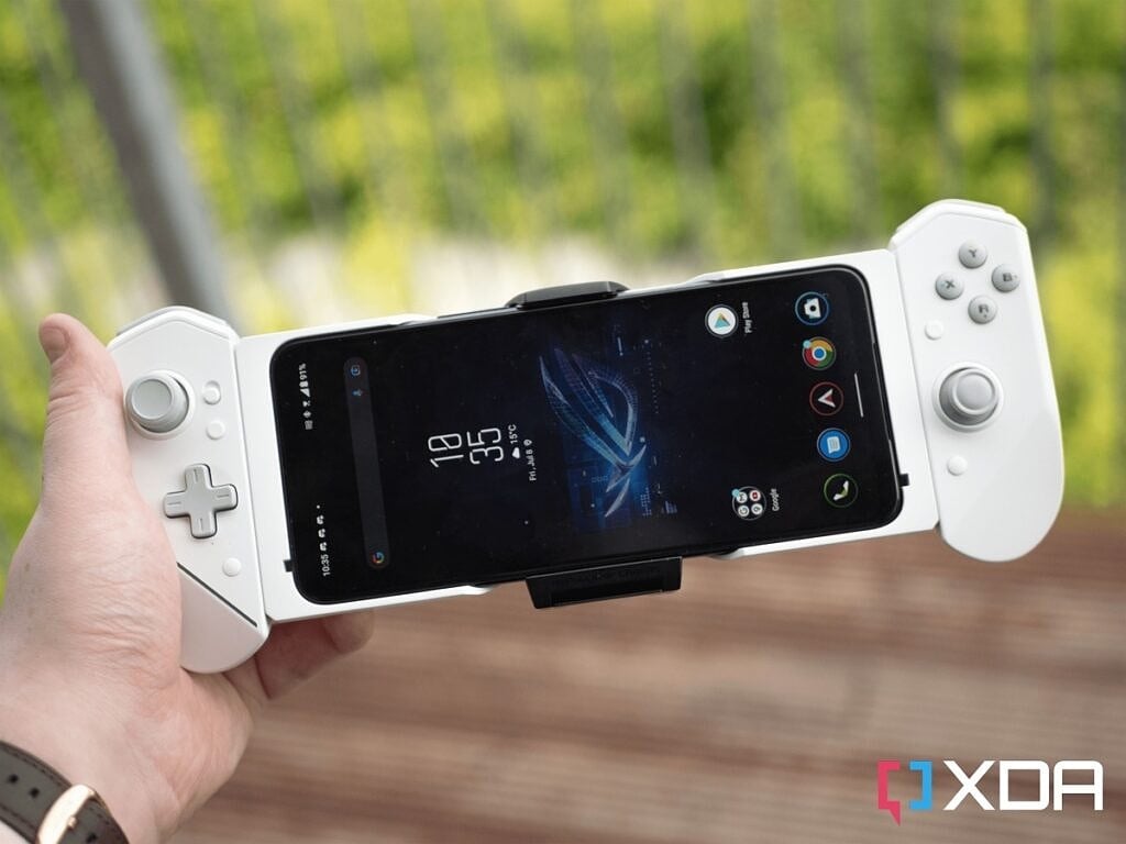 ASUS ROG Phone 6 Pro in the Kunai 3 gamepad