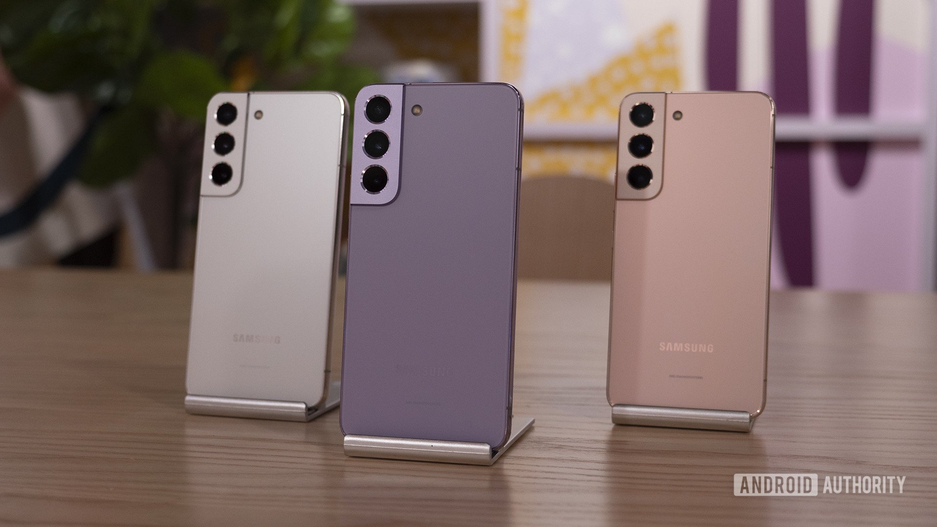Samsung Galaxy S22 Bora Purple vs Phantom White vs Pink Gold From The Side