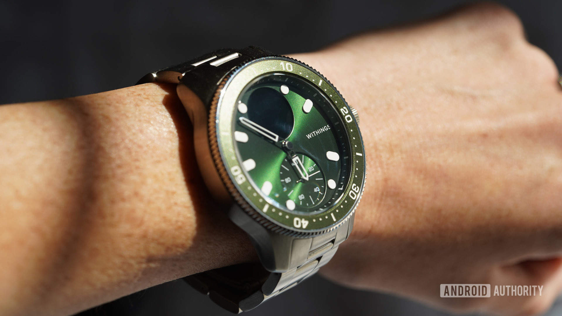A user models a Withings ScanWatch Horizon on wrist.