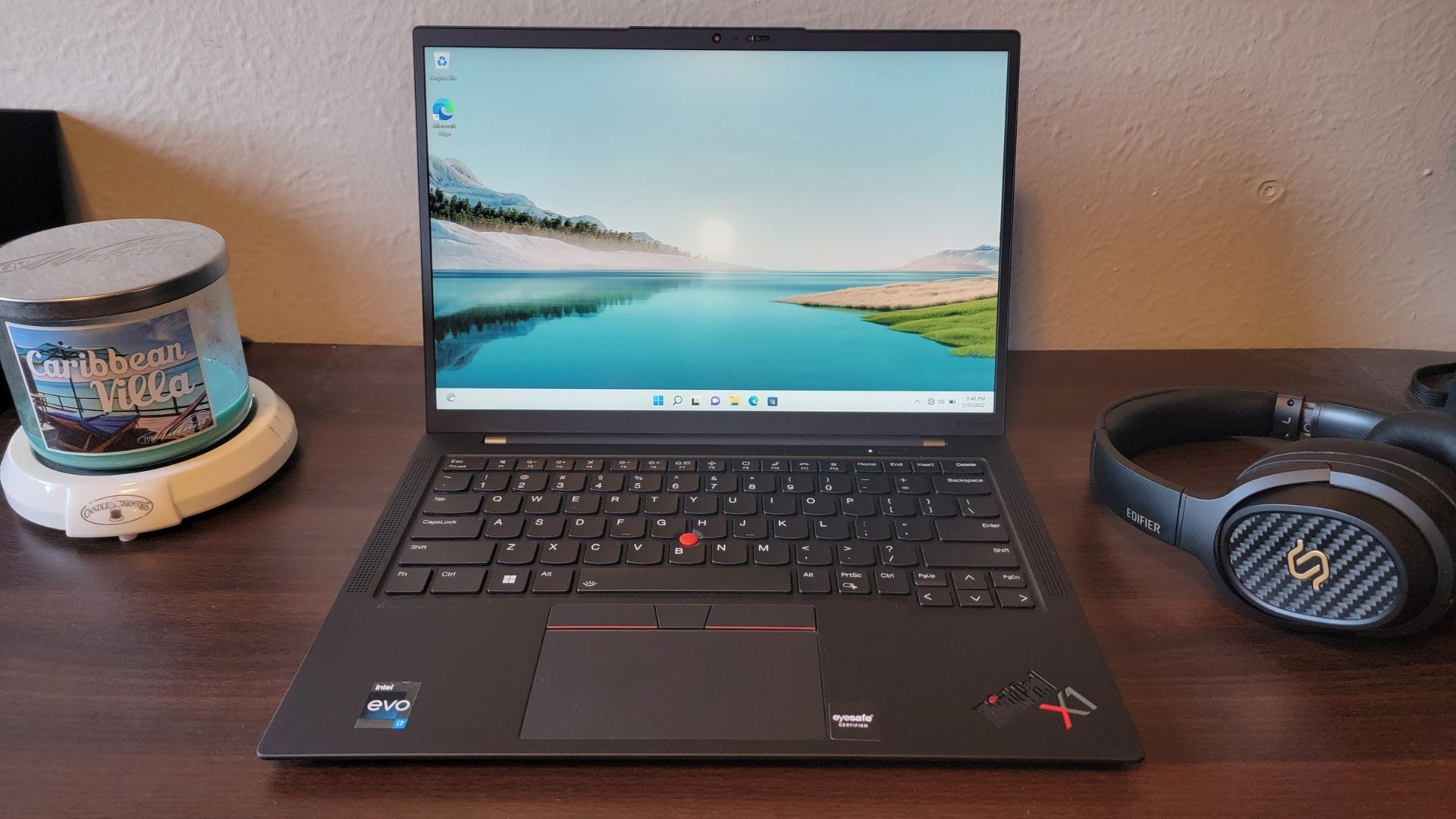 Lenovo Thinkpad X1 Carbon open on desk