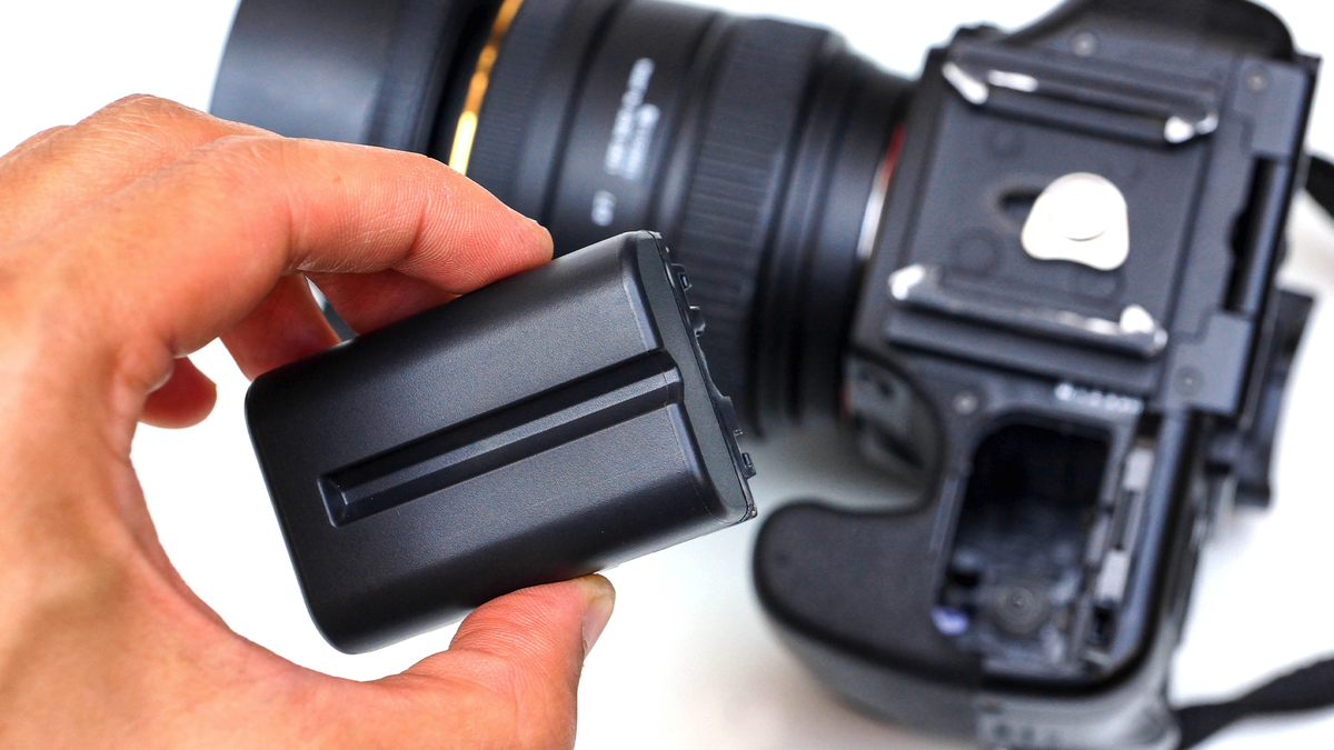您可以在 DSLR 或無反光鏡相機中使用第三方電池嗎？